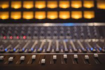 Close-up de misturador de som em um estúdio — Fotografia de Stock