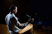 Uomo business executive tenendo un discorso al centro congressi — Foto stock