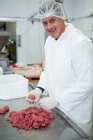 Ritratto di macellaio che prepara polpette di carne in fabbrica — Foto stock