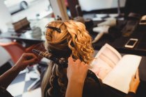 Cabeleireiro feminino styling clientes cabelo no salão — Fotografia de Stock