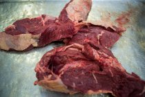 Fleischstücke auf Arbeitsplatte in Fleischfabrik — Stockfoto