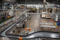 Visão de alto ângulo de linhas de produção e máquinas na fábrica de suco — Fotografia de Stock