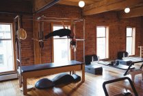 Mulher saudável praticando pilates no estúdio de fitness — Fotografia de Stock