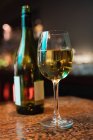 Крупный план бокала белого вина на барной стойке в баре — стоковое фото
