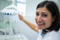 Zahnarzt stellt Licht in Zahnklinik ein — Stockfoto