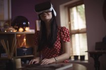 Женщина с гарнитурой виртуальной реальности дома — стоковое фото