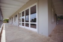 Außenseite eines Hauses mit leerer Veranda mit Fenstern — Stockfoto