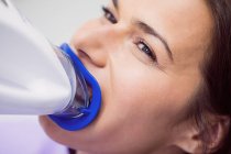 Patientin erhält leichte Zahnbehandlung in Zahnklinik, Nahaufnahme — Stockfoto