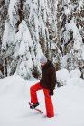 Homme en hiver porter la marche sur la neige couvert paysage — Photo de stock
