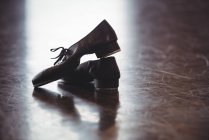 Par de zapatos de baile en piso de madera en estudio de baile - foto de stock