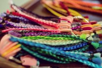 Разнообразные разноцветные искусственные дреды в магазине — стоковое фото