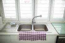 Вид мийки на кухню — стокове фото