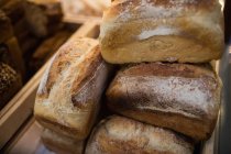 Крупним планом свіжі хліби тримаються на лічильнику хлібобулочних виробів в супермаркеті — стокове фото