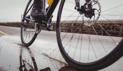 Baixa seção do atleta andar de bicicleta esportiva — Fotografia de Stock