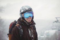 Uomo sorridente sulla montagna — Foto stock