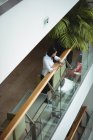 Femme d'affaires utilisant le téléphone portable au bureau balcon — Photo de stock