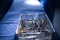 Chirurgische Instrumente in Tablett auf einem Tisch im Krankenhaus — Stockfoto