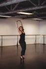 Junge Frau führt zeitgenössischen Tanz im Tanzstudio auf — Stockfoto