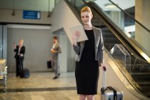 Geschäftsfrau nutzt digitales Tablet am Flughafen — Stockfoto