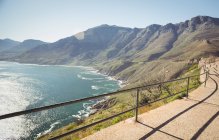 Vista panoramica del sentiero per le montagne sul mare — Foto stock