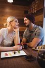 Romantisches Paar bei Sake-Drinks im Restaurant — Stockfoto