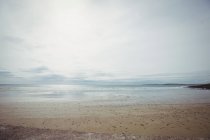 Прекрасный вид на песчаный пляж, море и небо — стоковое фото