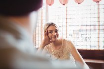 Schöne Frau schaut Mann in Restaurant an — Stockfoto