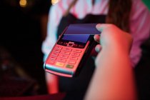Kunde zahlt mit Kreditkarte am Schalter in Bar — Stockfoto