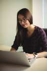 Geschäftsfrau mit Brille arbeitet im Büro am Laptop — Stockfoto