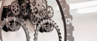 Nahaufnahme von Uhrwerk mit Arbeitszahnrädern — Stockfoto