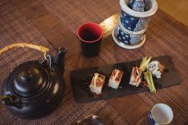 Sushi arranjado em bandeja de serviço no restaurante — Fotografia de Stock