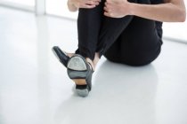 Primo piano della ballerina che indossa scarpe da tip tap in studio — Foto stock