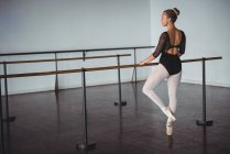 Балерина практикуючих Пуент в Барре у студію балету — стокове фото
