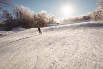 Dos esquiadores esquiando en los Alpes nevados durante el invierno - foto de stock