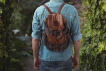 Mid section of a man with backpack — Stock Photo