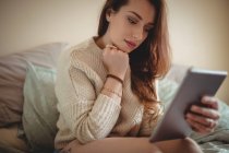 Schöne Frau mit digitalem Tablet auf dem Bett zu Hause — Stockfoto