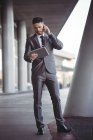 Geschäftsmann nutzt digitales Tablet beim Telefonieren im Büro — Stockfoto