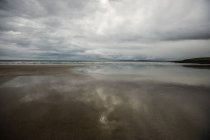 Vue de la plage avec nuageux sournois — Photo de stock