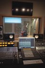 Mixeur dans un studio d'enregistrement — Photo de stock