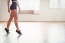 Низька частина жінки, що практикує танець в студії — стокове фото