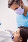 Пацієнтки, які отримують лікування зубів від чоловічого ортодонта в стоматологічну клініку — стокове фото