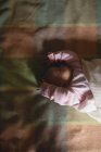 Милый ребенок спит в спальне дома — стоковое фото
