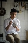 Mann frühstückt zu Hause in Küche — Stockfoto