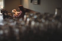 Mãe feliz brincando com bebê no café — Fotografia de Stock