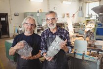 Ritratto di squadra di soffiatori di vetro con le braccia incrociate in fabbrica di soffiaggio del vetro — Foto stock