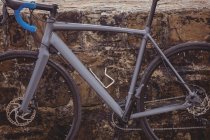 Close-up of bicycle parked against shabby wall — Stock Photo