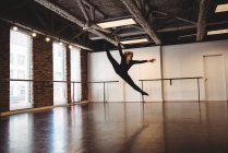 Junge Frau führt modernen Tanz im Tanzstudio auf — Stockfoto