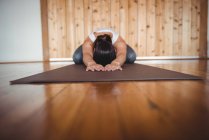 Donna che esegue yoga in palestra — Foto stock