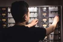 Задний план звукоинженера с помощью трек-рекордера в студии звукозаписи — стоковое фото
