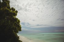 Vista panorâmica da bela praia do mar e da água ao entardecer — Fotografia de Stock